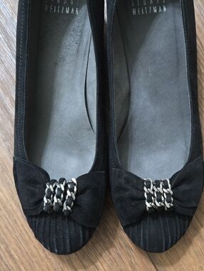 Stuart Weitzman black suede heels with ribbon and chain details/size 7